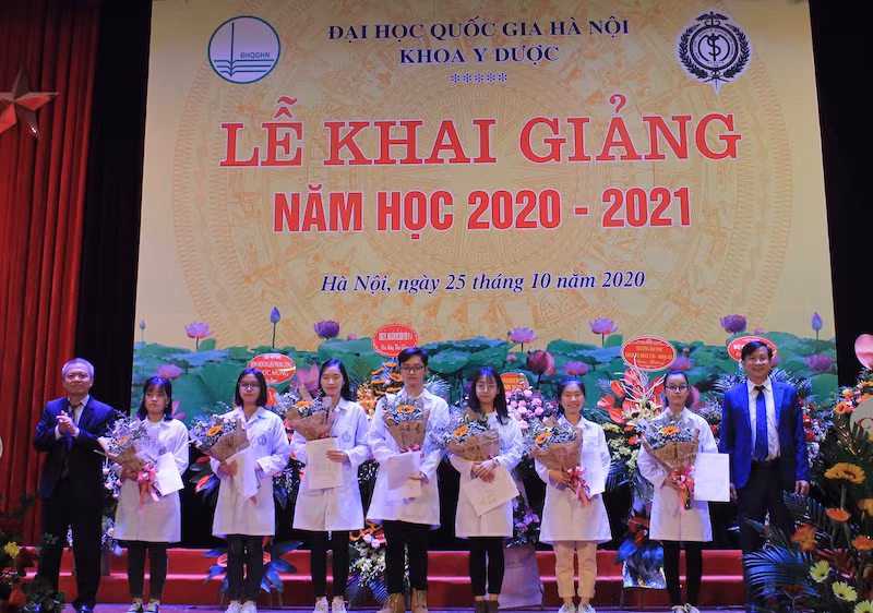 Hình ảnh một số tân sinh viên Khoa Y Dược, nay là Trường đại học Y Dược (ĐHQGHN) trong ngày khai giảng