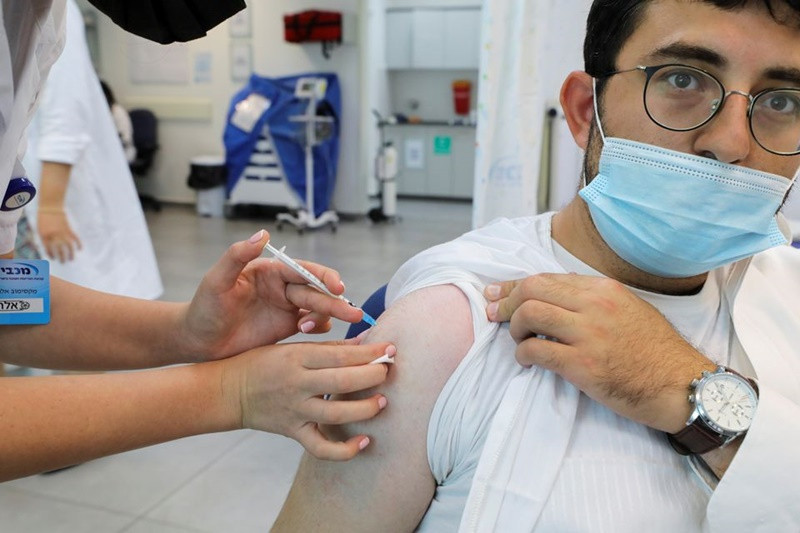 Người đàn ông được tiêm mũi vaccine thứ 3. (Ảnh: Reuters) Israel đẩy lùi làn sóng -0