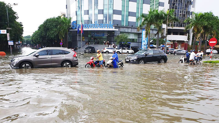 Di chuyển trong mưa ngập ở TP Vinh. Phòng, chống thảm họa kép: Việc cần làm ngay (Kỳ 3) -0