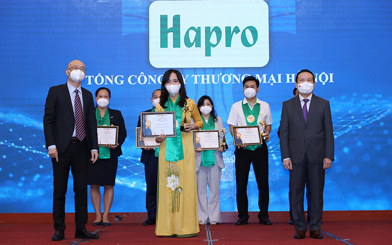 Bà Đỗ Tuệ Tâm, Phó Tổng Giám đốc Tổng công ty Thương mại Hà Nội tại lễ vình danh “Thương hiệu mạnh Việt Nam”. 