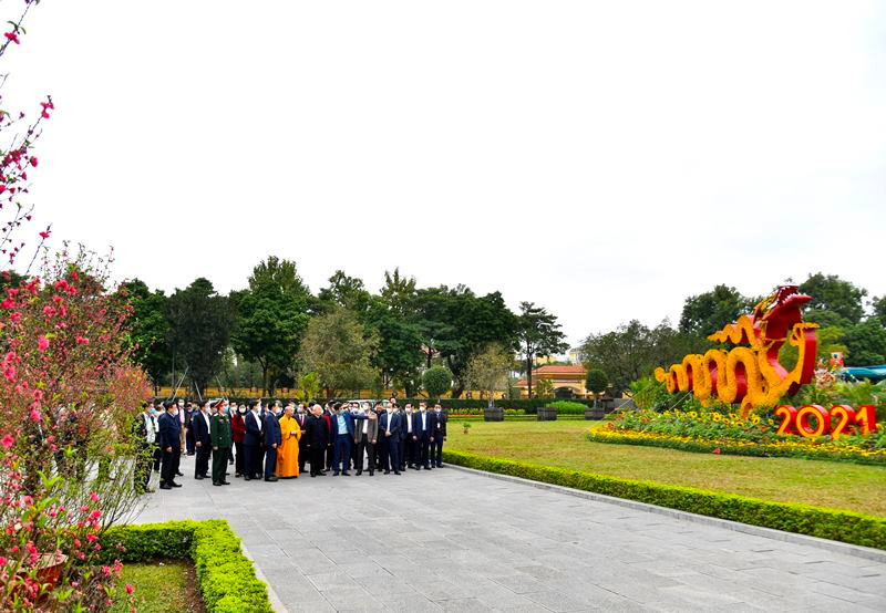 Tổng Bí thư, Chủ tịch nước Nguyễn Phú Trọng và các đại biểu thăm Khu di tích Hoàng Thành Thăng Long. (Ảnh: DUY LINH) a4.jpg -0
