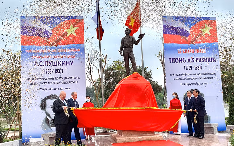 Khánh thành tượng đài đại thi hào Nga A.X.Pu-skin tại Hà Nội. Ảnh: Sở Ngoại vụ thành phố Hà Nội
