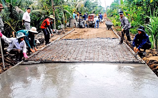  Nông dân xã Thới Bình, huyện Thới Bình (Cà Mau) xây dựng đường giao thông nông thôn. Ảnh: MINH PHONG