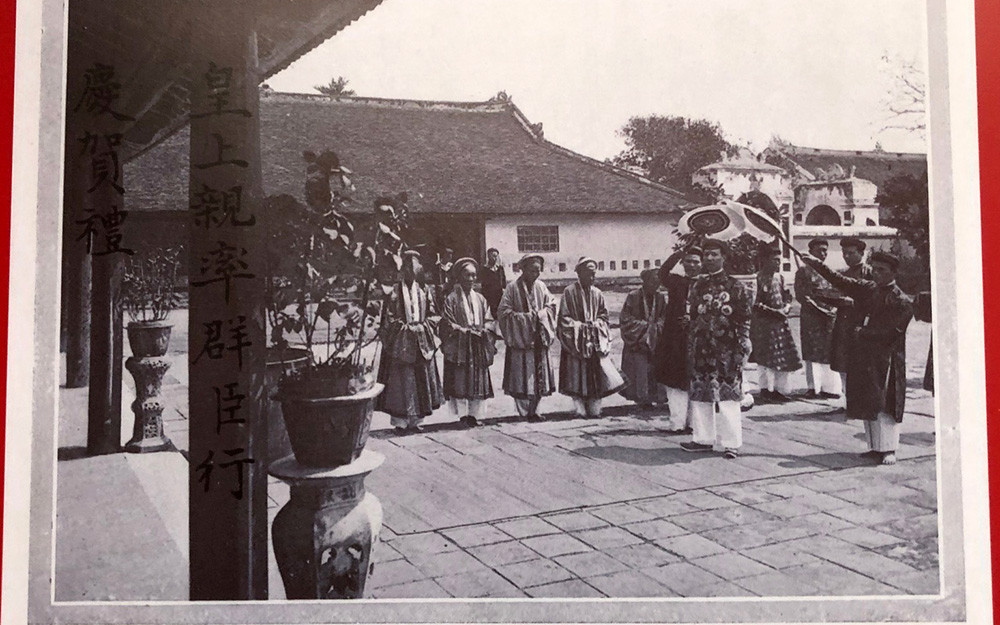 Vua Khải Định đến thỉnh an hoàng mẫu ở cung Diên Thọ. Ảnh từ Triển lãm. Tìm hiểu các lễ đón năm mới trong cung đình triều Nguyễn -0