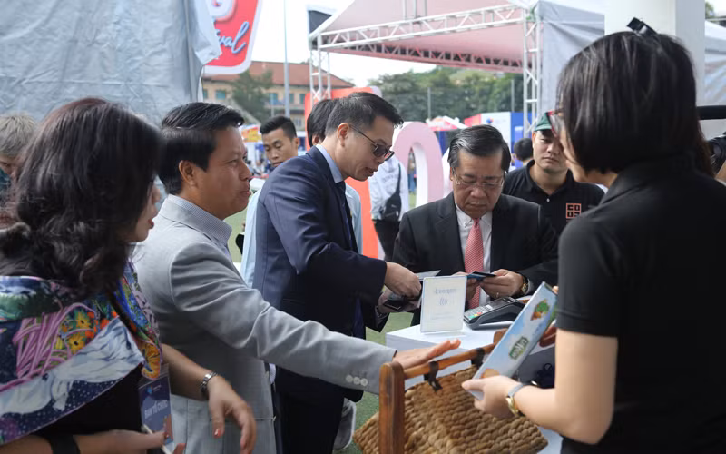 Các đại biểu trải nghiệm công nghệ thẻ mới tại các gian hàng