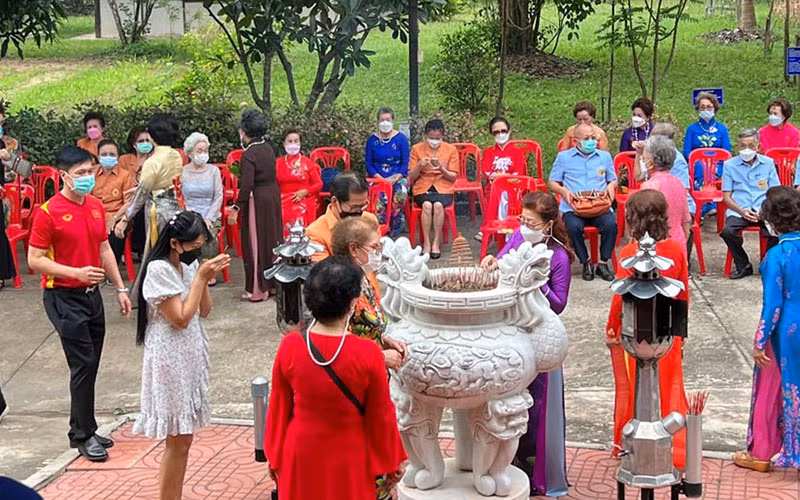 Bà con kiều bào Udon Thani thắp hương tưởng nhớ Bác Hồ tại khu di tích.