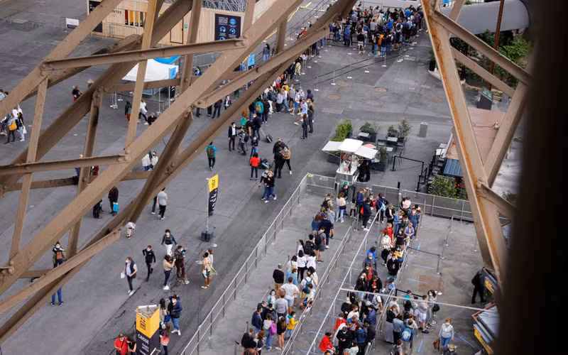 Sau gần 9 tháng, du khách đã được ngắm toàn cảnh Paris từ Tháp Eiffel -0