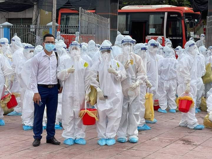 Anh Lê Xuân Thắng cùng các chiến sĩ áo trắng trong đợt triển khai lấy mẫu test nhanh tại khu dân cư. Chuyện về những nhà báo xung phong vào tâm dịch -0