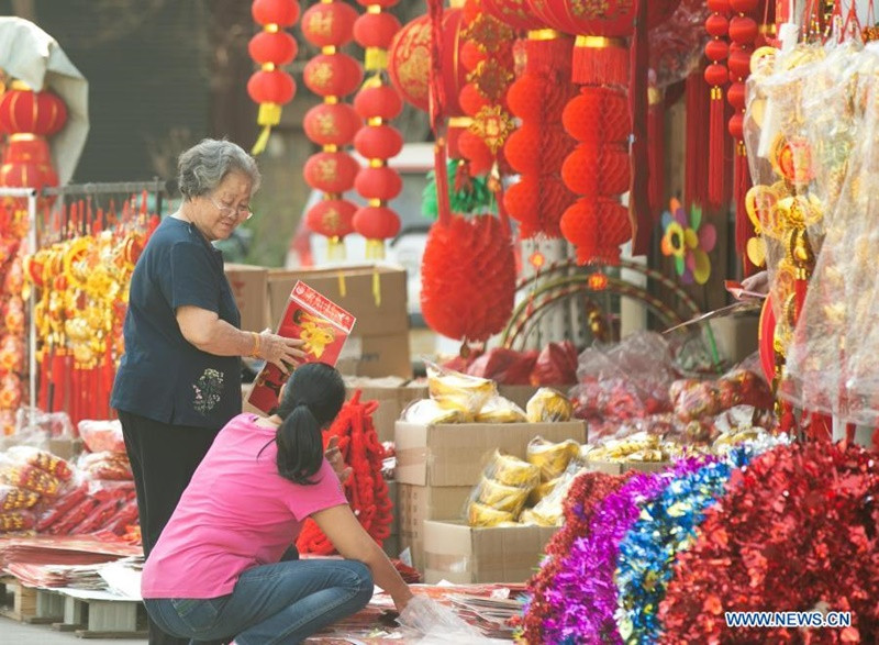 Các loại hàng hóa phục vụ Tết được bày bán tại một khu chợ ở thủ đô Vientiane. (Ảnh: Tân Hoa xã) Tet holiday -0