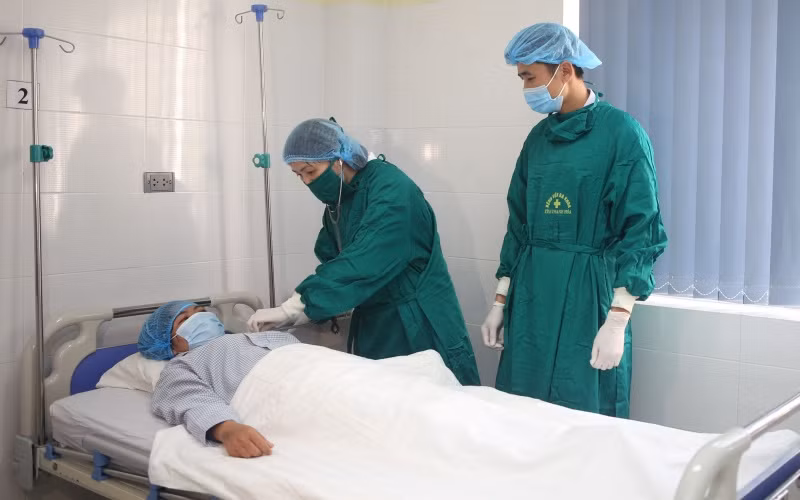 Các bác sĩ Bệnh viện đa khoa tỉnh Thanh Hóa chăm sóc bệnh nhân sau phẫu thuật.