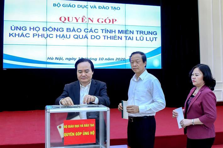 Bộ trưởng, cán bộ Bộ GD-ĐT quyên góp ủng hộ người dân vùng bị thiên tai