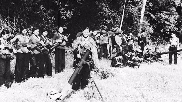 Nữ chiến sĩ pháo binh Quân giải phóng Trảng Bàng (Tây Ninh) luyện tập, nâng cao kỹ thuật chiến đấu. Ảnh: TTXVN