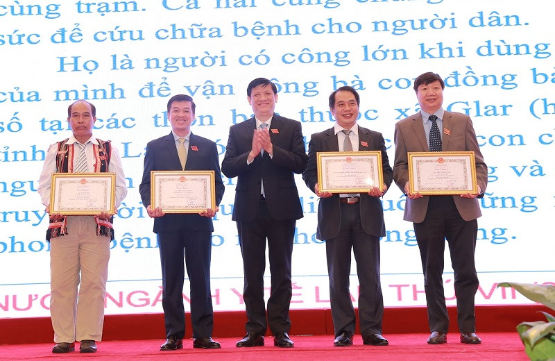 Quyền Bộ trưởng Y tế Nguyễn Thanh Long trao bằng khen cho các cá nhân, tập thể có thành tích xuất sắc trong phong trào thi đua yêu nước giai đoạn 2015 - 2020. Ngành y tế chuẩn bị kỹ kịch bản để đối phó nếu dịch quay trở lại -0