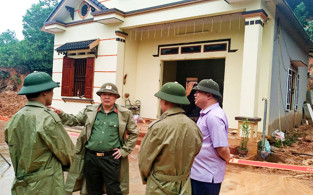 Lực lượng chức năng tỉnh Thái Nguyên đến hiện trường để tìm kiếm nạn nhân, khắc phục hậu quả. Thái Nguyên mưa lớn gây sạt lở làm ba người tử vong -0