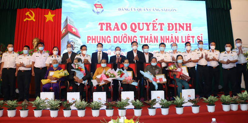 Trao Quyết định của Quân Cảng Sài Gòn nhận phụng dưỡng suốt đời cho 6 thân nhân liệt sĩ tại Đắk Nông. Nhận phụng dưỡng suốt đời 6 thân nhân liệt sĩ tại Đắk Nông -0