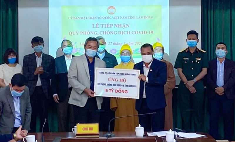 Ông Lê Hồng Việt – Phó Chủ tịch kiêm Phó Tổng Giám đốc Tập đoàn Hưng Thịnh (bên phải) trao tặng 5 tỷ đồng cho Quỹ phòng, chống Covid-19 tỉnh Lâm Đồng. Tập đoàn Hưng Thịnh trao tặng 50.000 liều vaccine phòng, chống dịch Covid-19 cho tỉnh Bình Định -0