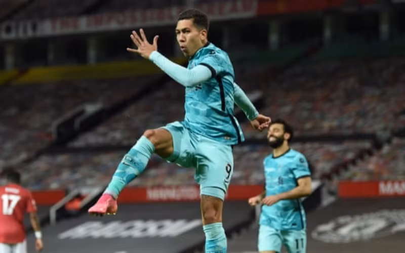 R. Firmino (trái) lập cú đúp trong chiến thắng 4-2 của Liverpool.