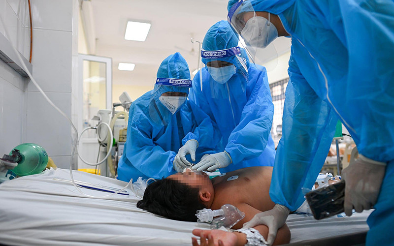 Bệnh nhi 11 tuổi được các y, bác sĩ thay phiên nhau chăm sóc. “Người nhà” đặc biệt tại những ngôi nhà dã chiến -0
