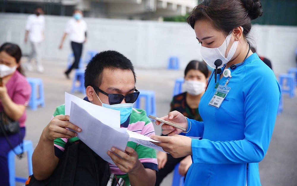Nhân viên Bệnh viện Bạch Mai hỗ trợ khai báo y tế cho người khiếm thị. Tiêm vaccine cho người khuyết tật và yếu thế -0