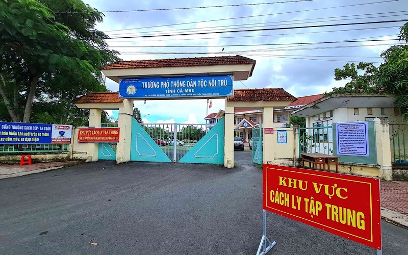 Năng lực cách ly tập trung toàn tỉnh Cà Mau hiện khoảng 1.500 giường. Trong ảnh: Khu cách ly tập trung Trường Phổ thông Dân tộc nội trú Cà Mau. Cà Mau chuẩn bị bệnh viện dã chiến, kéo dài giãn cách xã hội -0
