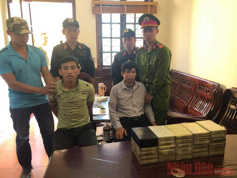 Hai đối tượng Dà và Châu cùng tang vật khi bị bắt giữ. Triệt phá một đường dây ma túy lớn xuyên quốc gia -0