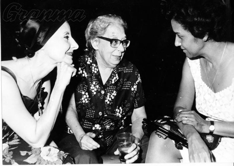 Nghệ sĩ ballet Alicia Alonso, nhà văn Mirta Aguirre và nhà báo Marta Rojas trò chuyện thân mật tại trụ sở Liên hiệp các nhà văn và nghệ sĩ Cuba vào tháng 4/1980. (Ảnh: Cortesía de Marta Rojas) Marta Rojas ra đi, để lại sự nghiệp báo chí vẻ vang suốt cuộc đời -2