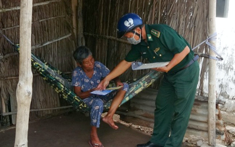 Cán bộ Đồn Biên phòng Vĩnh Hải cấp phát tờ rơi, tuyên truyền về “Thông điệp 5K” trong phòng, chống dịch Covid-19 cho người dân trên địa bàn. Tặng quà Tết cho người dân vùng biên giới biển Sóc Trăng -0