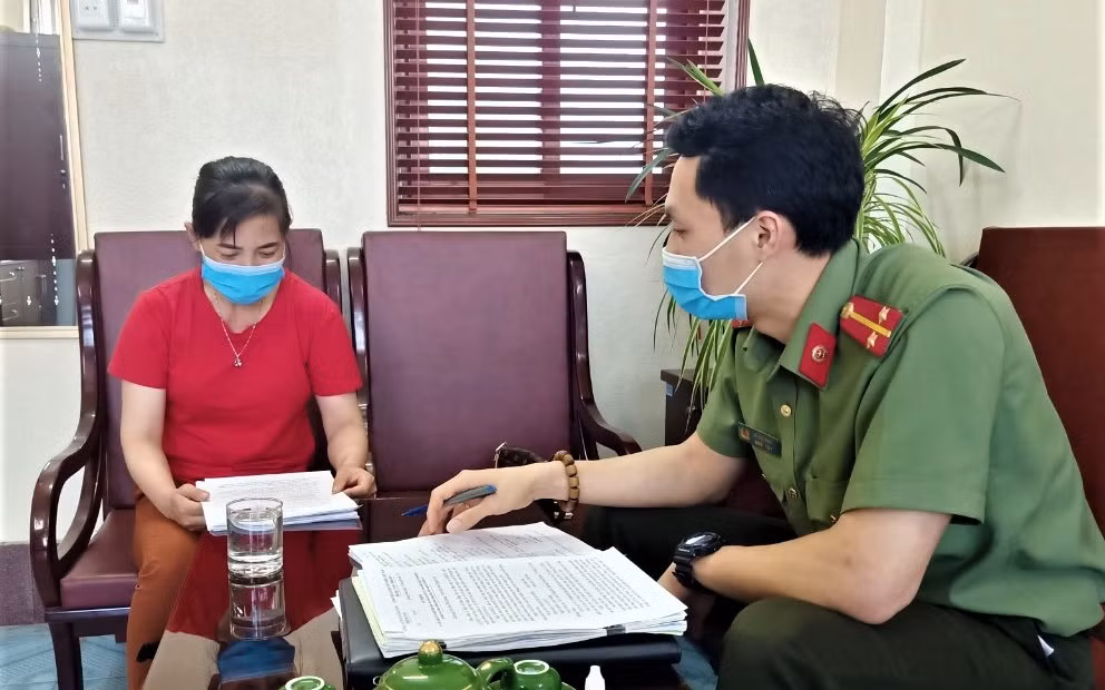 Công an tỉnh Quảng Ninh làm việc với đối tượng có hành vi quảng cáo thực phẩm chức năng, phụ gia thực phẩm không phù hợp quy định. (Ảnh: HOÀNG QUỲNH)