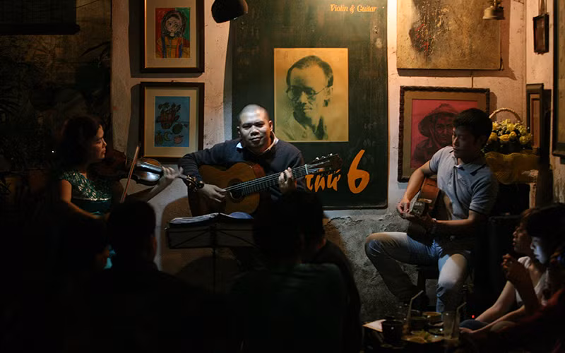 Không gian cà-phê Cuối ngõ. Ảnh: HUYỀN LINH