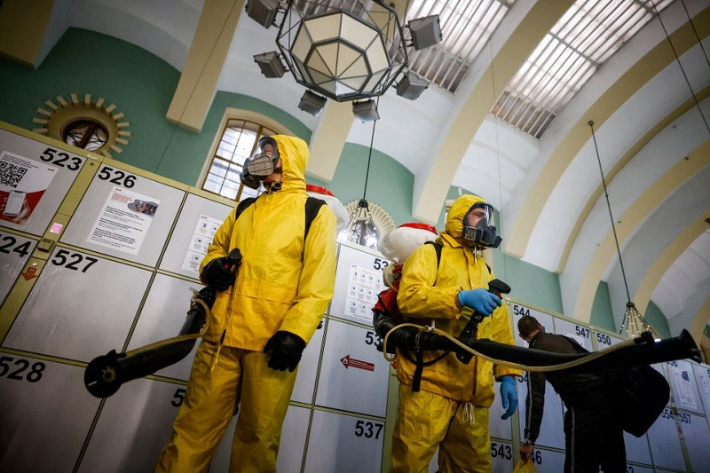 Phun hóa chất khử trùng nhà ga Kazansky ở Moscow, Nga, ngày 2/11/2021. (Ảnh: Reuters) Tín hiệu tích cực trong cuộc chiến chống đại dịch Covid-19 toàn cầu -0