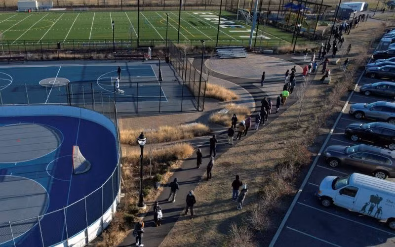 Người dân Mỹ xếp hàng dài trong giá lạnh chờ xét nghiệm Covid-19 ở Everett, Massachusetts, Mỹ, ngày 4/1/2022. (Ảnh: REUTERS)