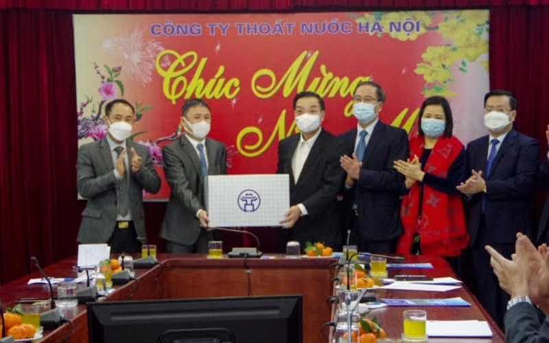 Chủ tịch UBND thành phố Hà Nội tặng quà Tết cho tập thể cán bộ, công nhân viên Công ty trách nhiệm hữu hạn một thành viên Thoát nước Hà Nội. (Ảnh: Ngọc Khánh) Chủ tịch UBND thành phố Hà Nội thăm, động viên các đơn vị trực Tết -0