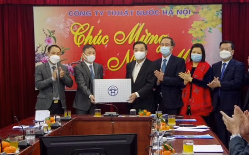 Chủ tịch UBND thành phố Hà Nội thăm, động viên các đơn vị trực Tết -0