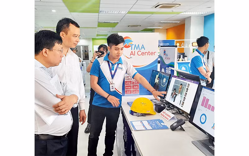 Giới thiệu các ứng dụng công nghệ 4.0 tại Công ty TMA, QTSC (ảnh chụp trước khi dịch Covid-19 bùng phát).