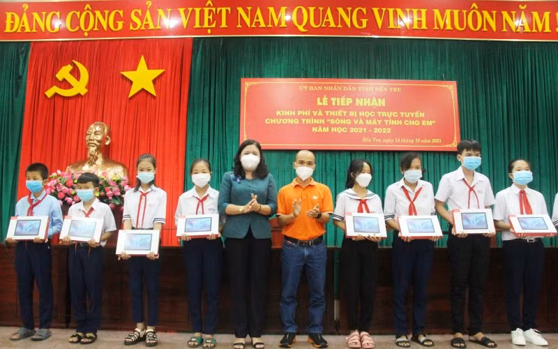 Lãnh đạo tỉnh Bến Tre trao thiết bị học trực tuyến cho các em học sinh có hoàn cảnh khó khăn.