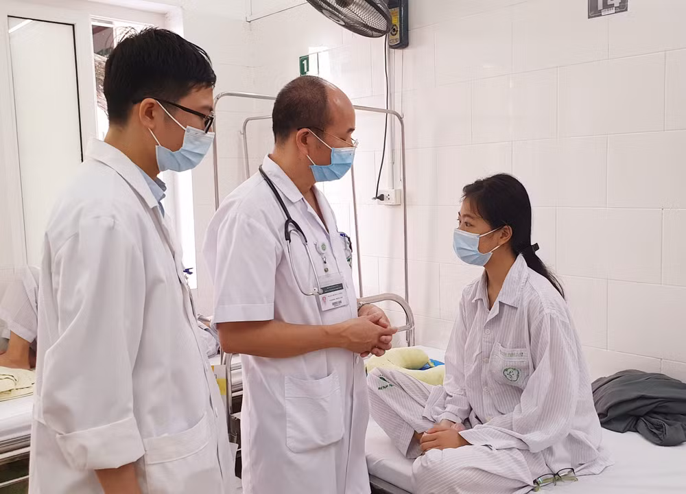 Nhiều bệnh nhi trở nặng vì tự điều trị sốt xuất huyết tại nhà -0