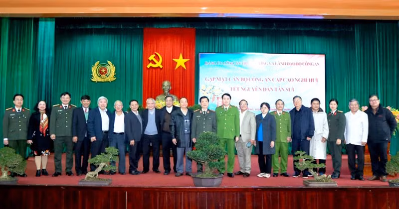 Tặng Bằng khen các tập thể, cá nhân trong cứu nạn, cứu hộ tại thủy điện Rào Trăng 3 -0