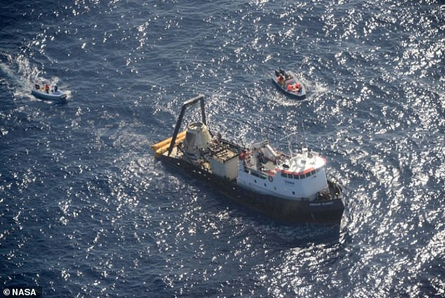 Lần đầu tiên tàu chở hàng SpaceX Dragon hạ cánh xuống Đại Tây Dương. Ảnh: NASA. Rượu vang Pháp từ trạm vũ trụ trở về Trái đất sau 14 tháng không trọng lực -0