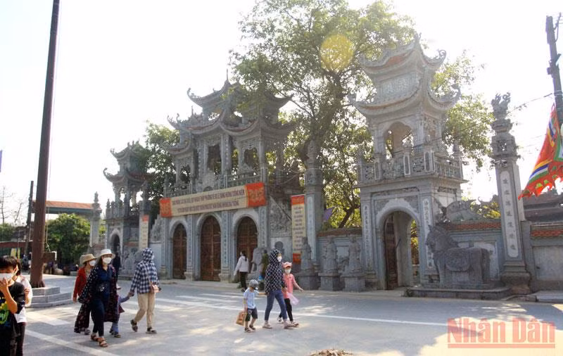 Hàng nghìn du khách trảy hội đền Tiên La, tỉnh Thái Bình -0