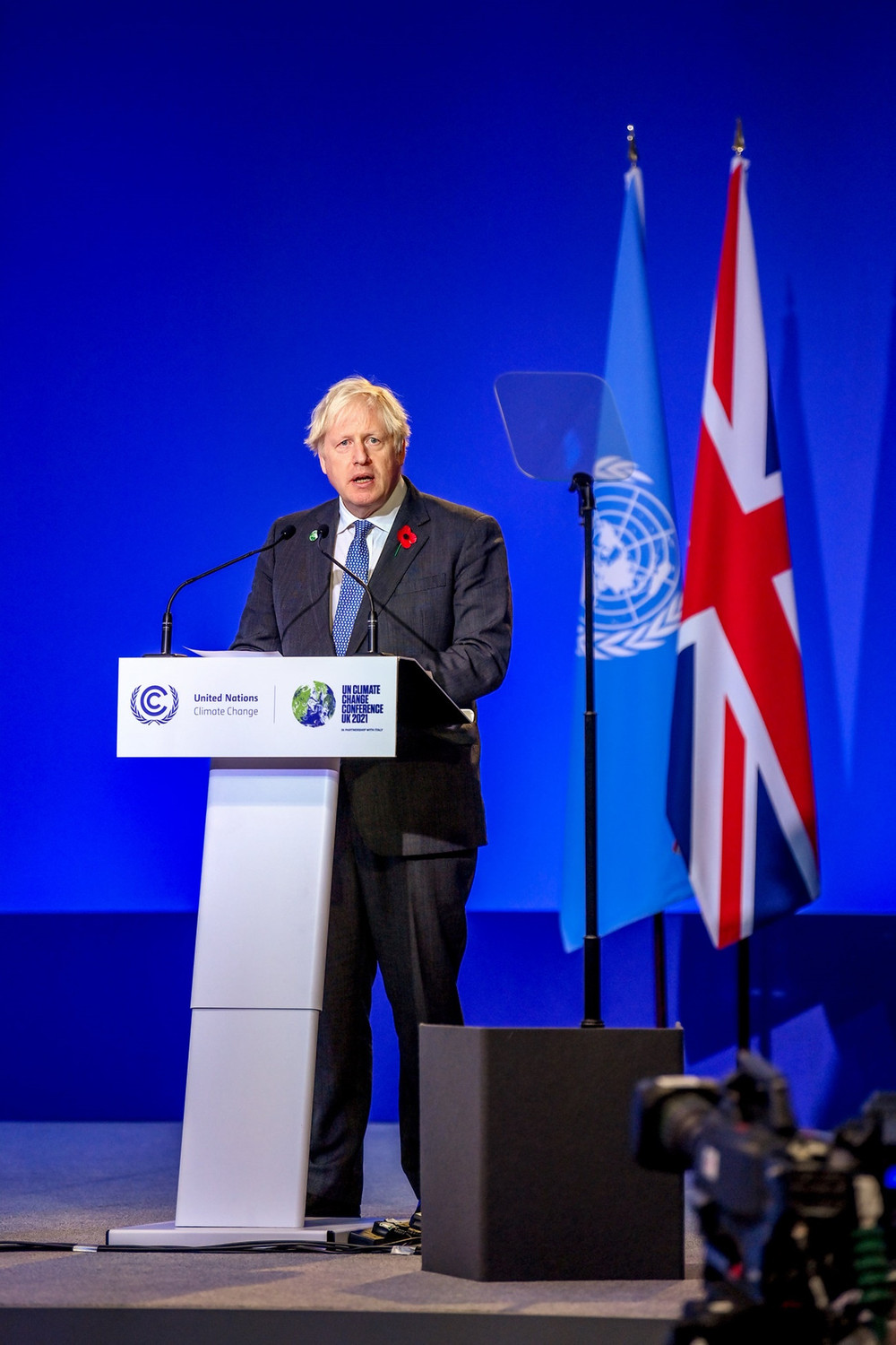Thủ tướng nước chủ nhà Boris Johnson kêu gọi các nhà lãnh đạo thế giới cần hành động ngay để hạn chế sự gia tăng nhiệt độ trên toàn cầu trước khi quá muộn, đồng thời cần thực hiện các bước cụ thể để loại bỏ dần than đá, đẩy nhanh quá trình chuyển đổi sang xe điện, ngăn chặn nạn phá rừng, và hỗ trợ tài chính các quốc gia đang phát triển trong cuộc khủng hoảng khí hậu. (Ảnh: Karwai Tang/Chính phủ Anh) COP26 -0