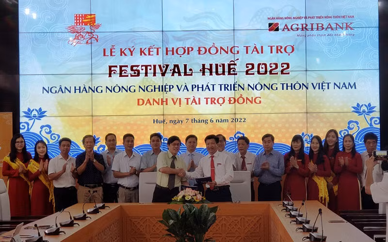 Ký kết tài trợ giữa Ban tổ chức Festival Huế 2022 và Agribank.
