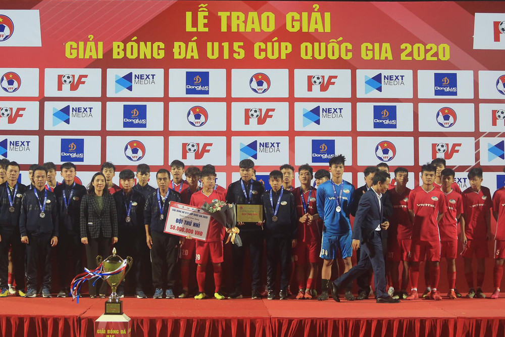Đại diện LĐBĐVN và Trung tâm đào tạo bóng đá trẻ PVF trao giải cho đội thứ Nhì: U15 Viettel. PVF vô địch VCK U15 Cúp Quốc gia 2020 -0