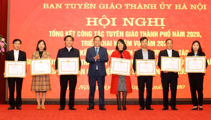 Lãnh đạo Thành ủy Hà Nội tặng bằng khen cho các tập thể có thành tích xuất sắc trong công tác tuyên giáo năm 2020.