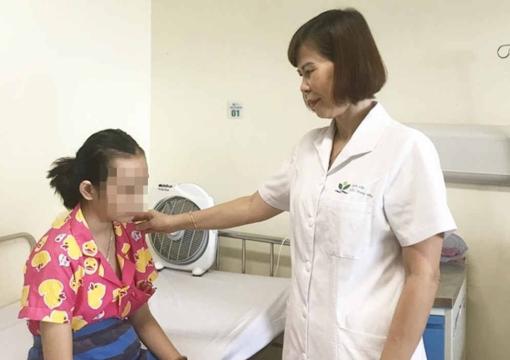 BS Loan khám cho một trường hợp có triệu chứng rối loạn tâm thần học đường. Đừng để trẻ em “bơ vơ” trong chính gia đình và trường học -0