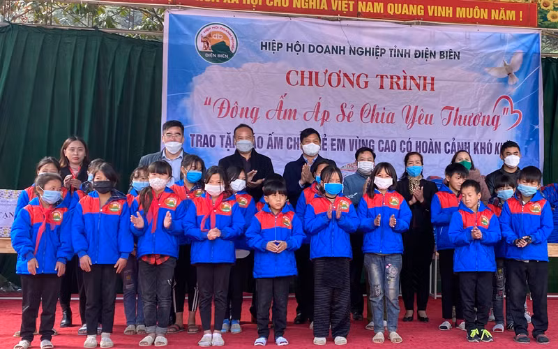 Lãnh đạo Hiệp hội Doanh nghiệp tỉnh Điện Biên cùng các doanh nghiệp thành viên trao áo ấm tặng học sinh tiểu học xã Háng Lìa, huyện Điện Biên Đông.