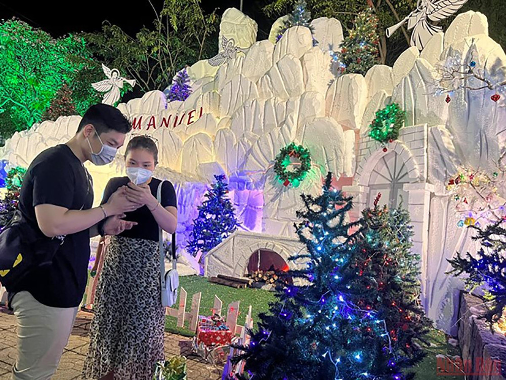 Người dân vui đón Noel tại nhà thờ Tân Đức (TP Thủ Đức). Đón mùa Giáng sinh an lành giữa đại dịch Covid-19 -0