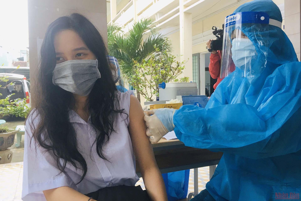 Thành phố Quy Nhơn (tỉnh Bình Định) đẩy mạnh chương trình tiêm vaccine ngừa Covid-19 cho học sinh trên địa bàn.