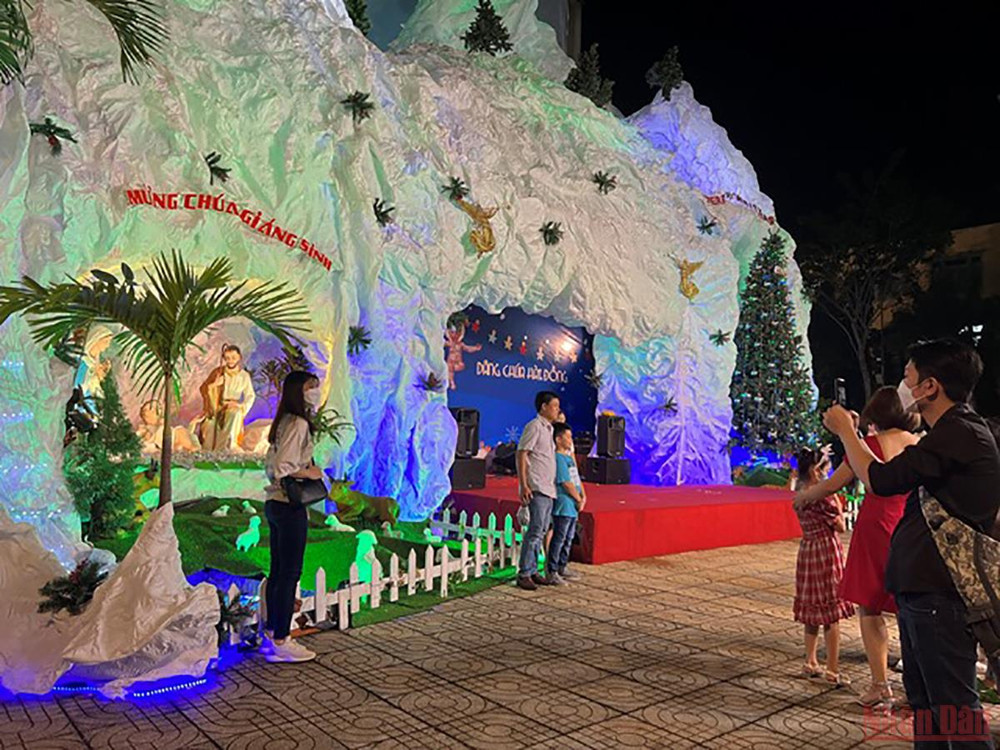 Người dân vui đón Noel tại nhà thờ Tân Đức (TP Thủ Đức). Đón mùa Giáng sinh an lành giữa đại dịch Covid-19 -0