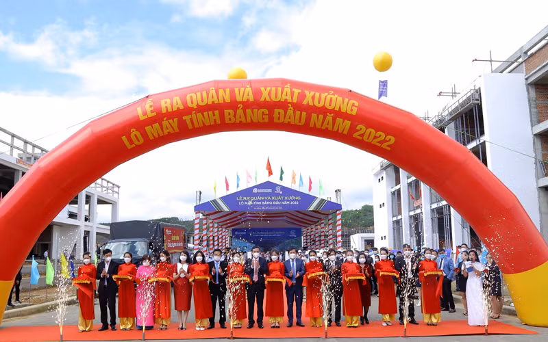 Lễ bàn giao lô hàng máy tính bảng đầu tiên năm 2022. 