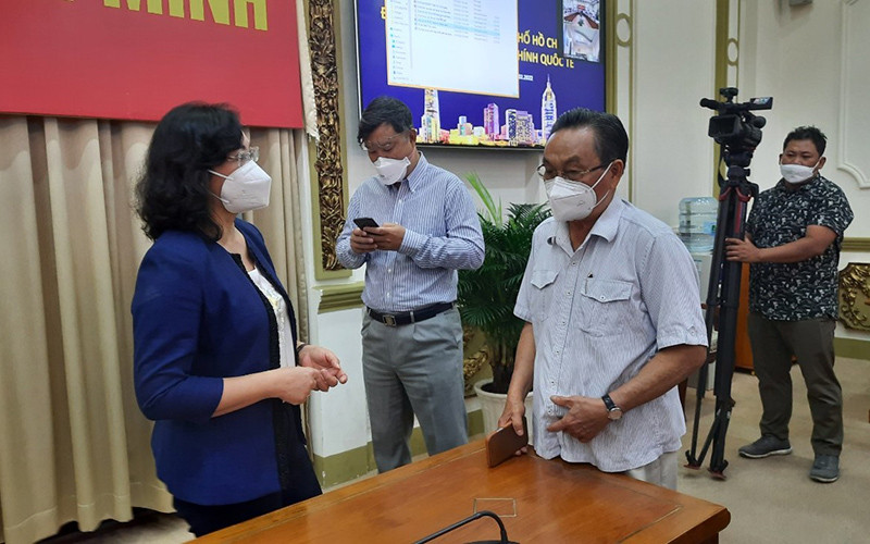 Phó Chủ tịch UBND Thành phố Hồ Chí Minh Phan Thị Thắng (bên trái) trao đổi với các chuyên gia về Đề án “Phát triển Thành phố Hồ Chí Minh thành Trung tâm Tài chính quốc tế”. Sớm đưa Thành phố Hồ Chí Minh trở thành Trung tâm Tài chính quốc tế -0